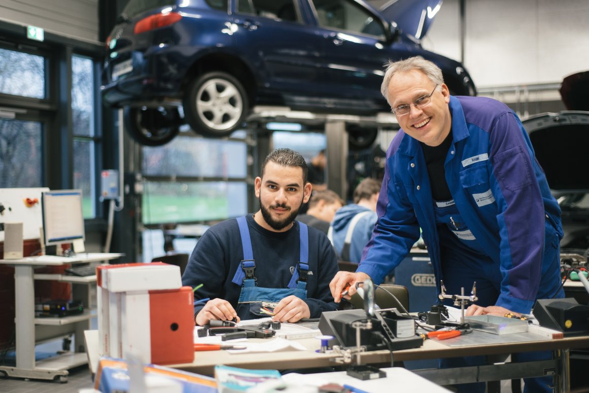 Geprüfte/r Berufsspezialist/in für Kraftfahrzeug-Servicetechnik